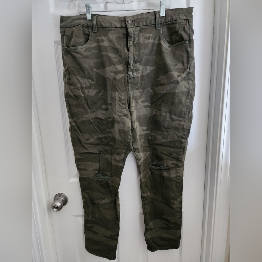 American Eagle camouflage jeggings.
